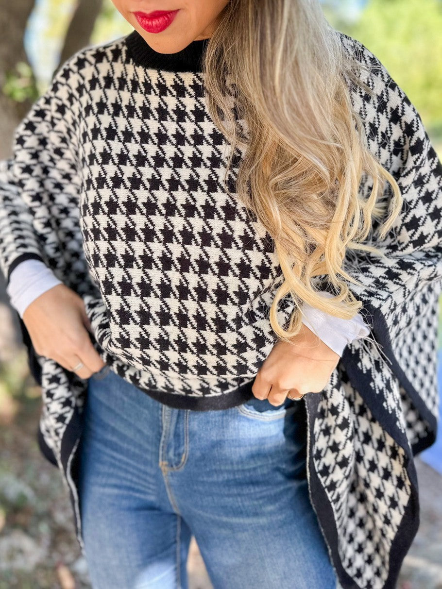 Amoli Classic Black And White Houndstooth Knit Poncho