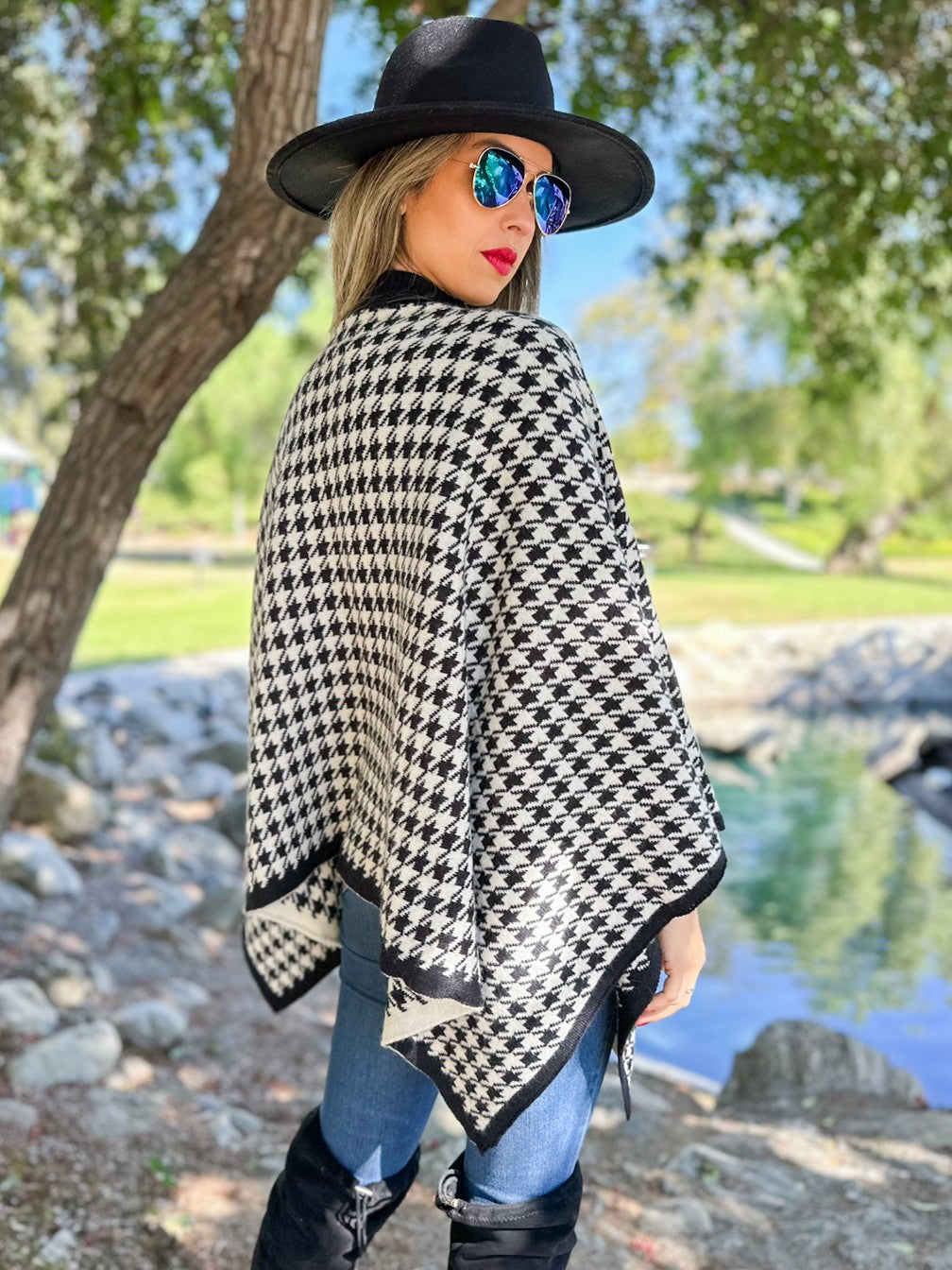Amoli Classic Black And White Houndstooth Knit Poncho