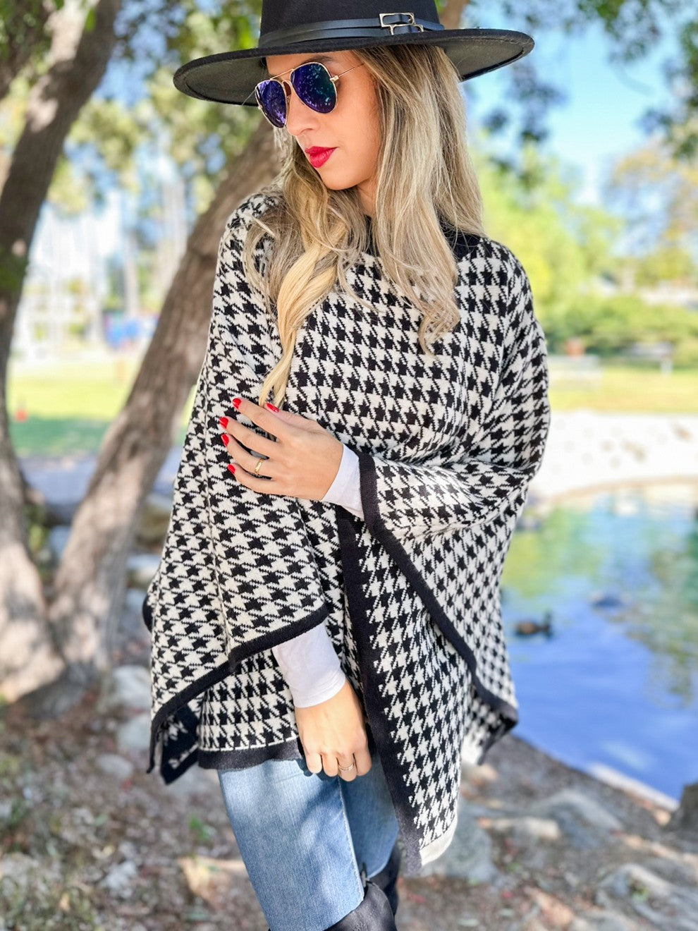 Amoli Classic Black And White Houndstooth Knit Poncho