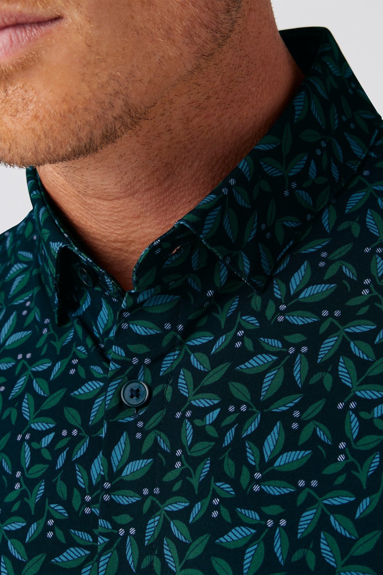 Leeward | Men's Performance Short Sleeve Button Down | Moisture Wicking, Quick Dry, 4-Way Stretch | Navy Blue Foliage
